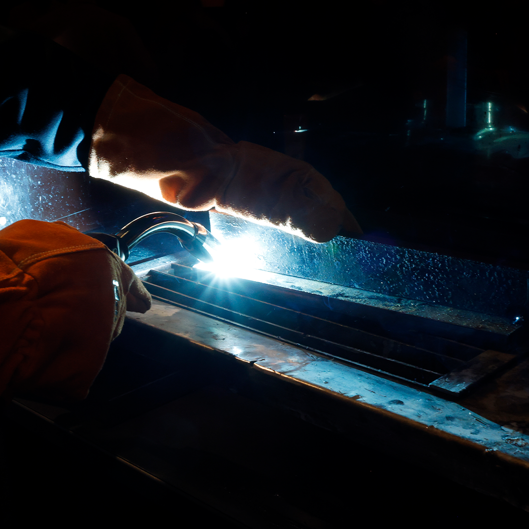 Ambiente industrial com equipamentos e processos