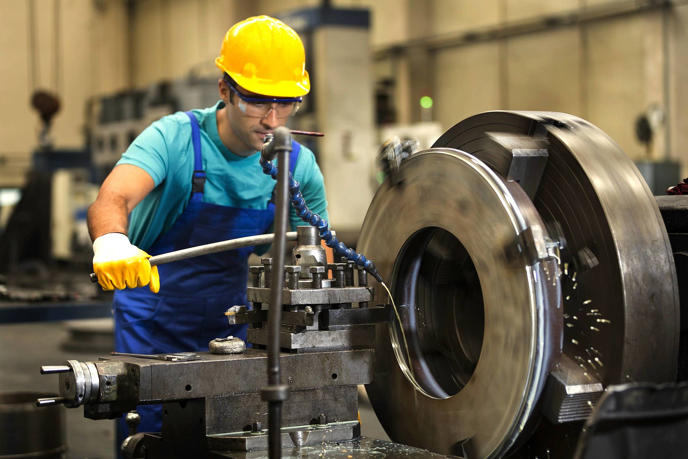 Operador em torno mecânico industrial