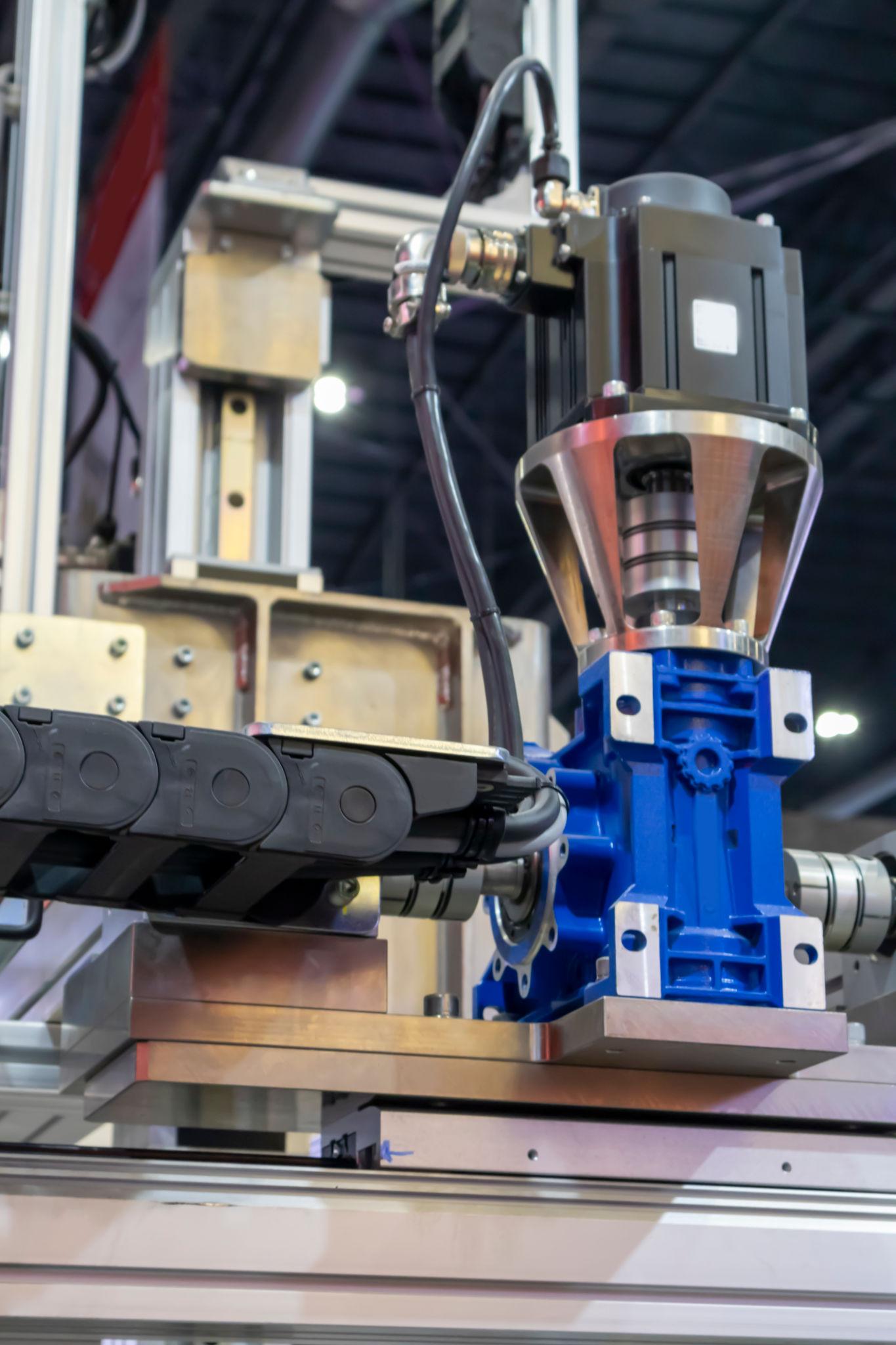 Ambiente industrial com equipamentos e processos